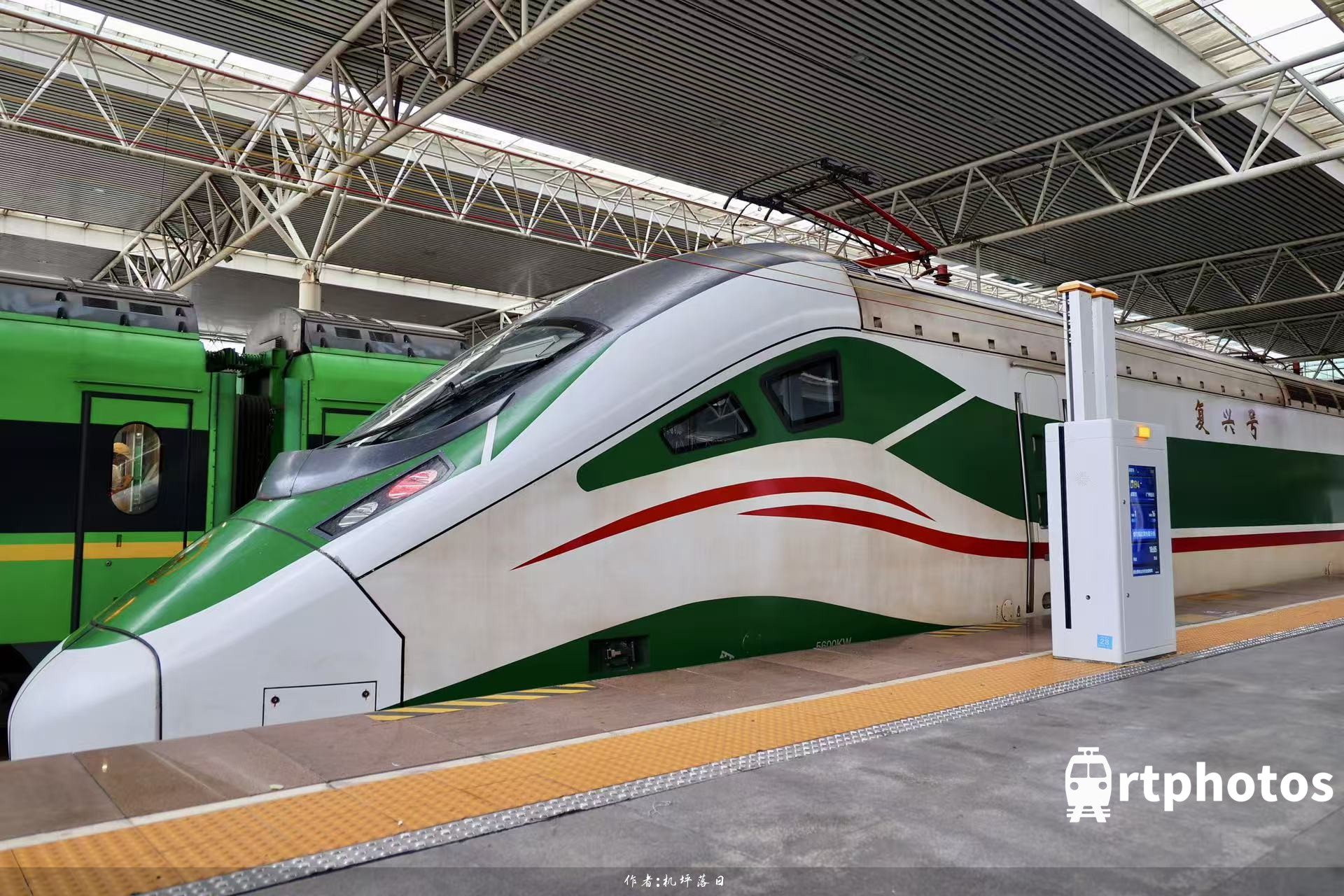 铁路摄影作品 - 桶之绿，世人憎之