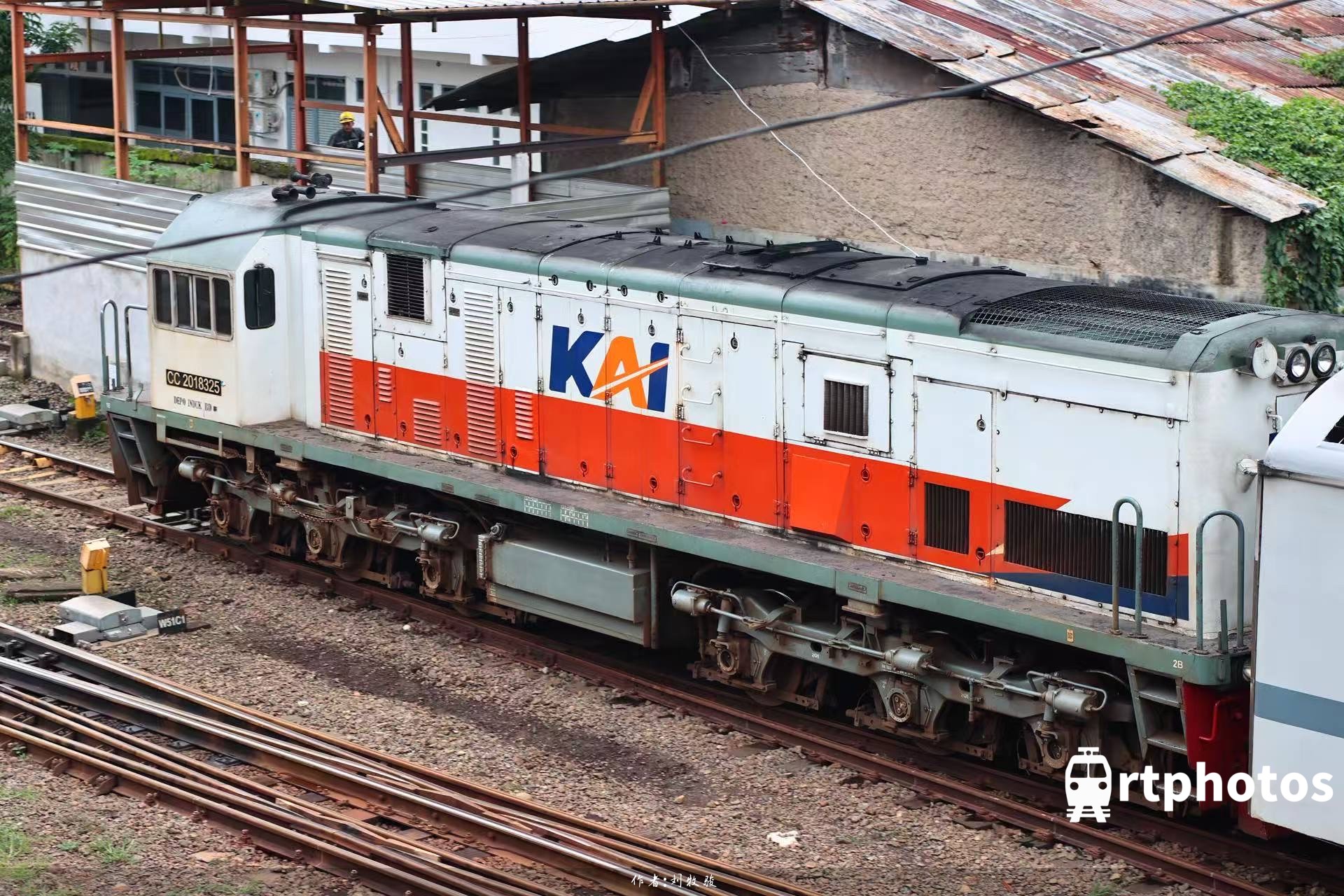 rtphotos-一般路过郊区通勤客车