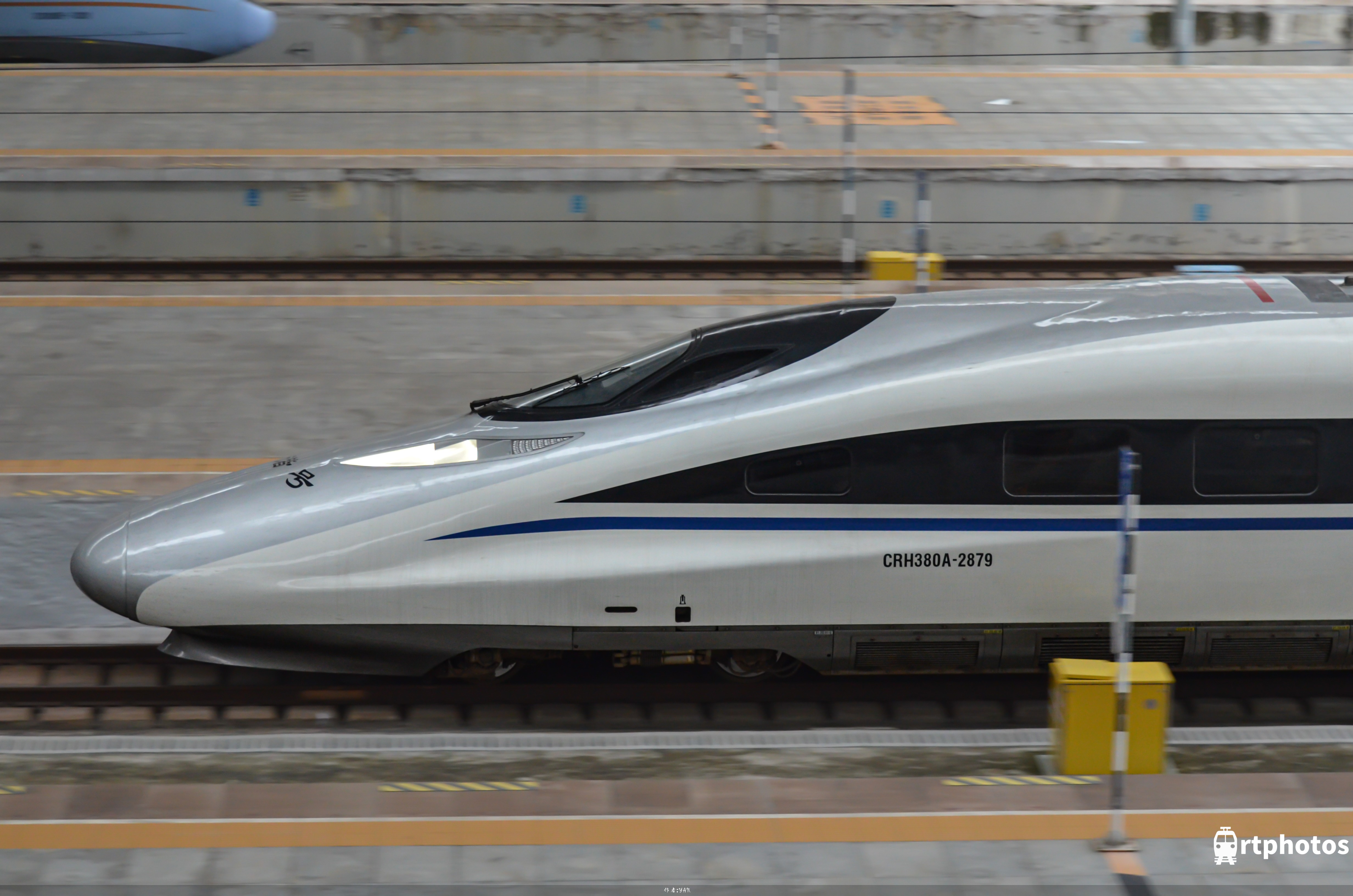 铁路摄影作品 - 夕阳下行驶的和谐号