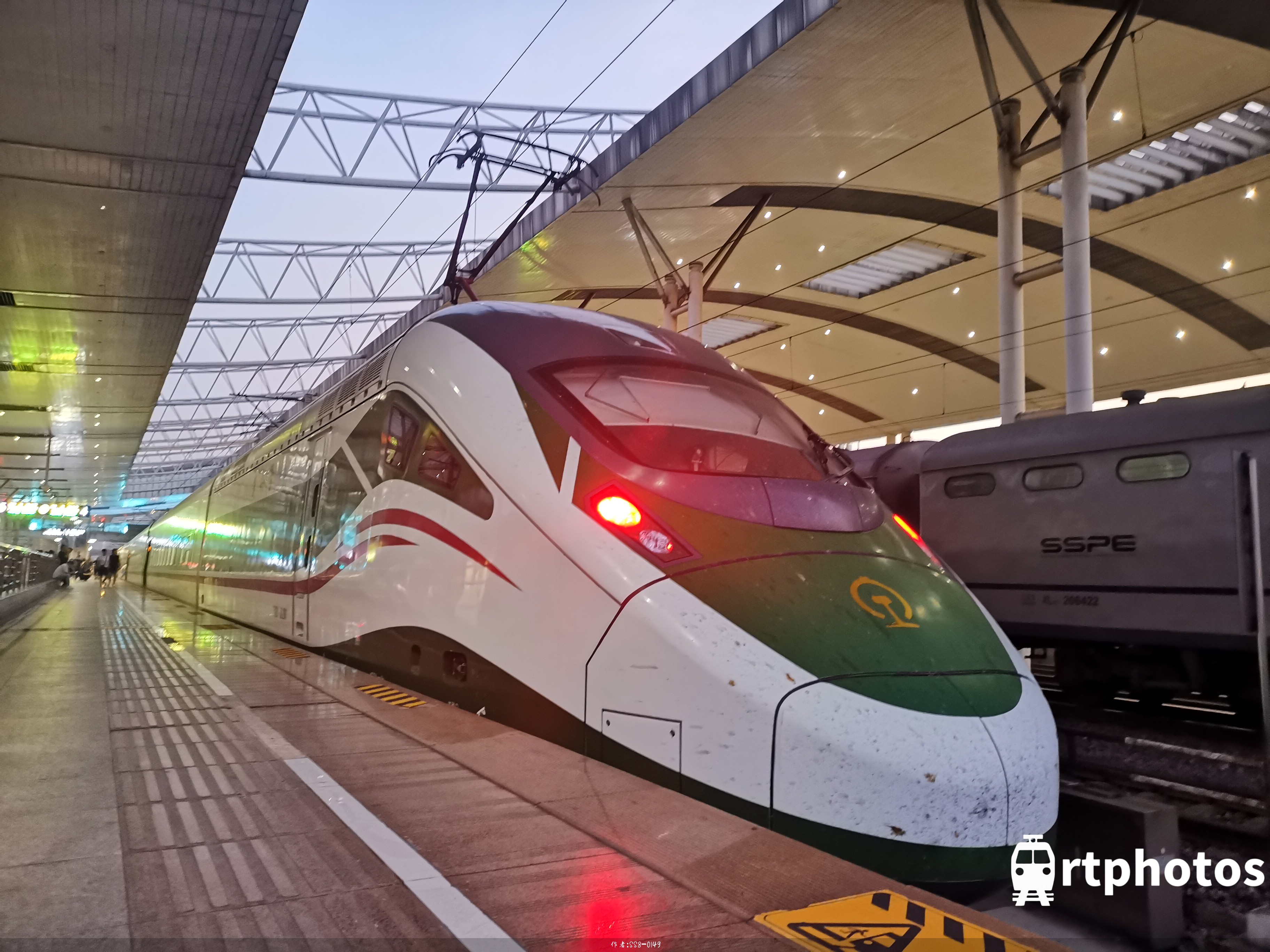 铁路摄影作品 - 武昌站停靠的AD钙奶