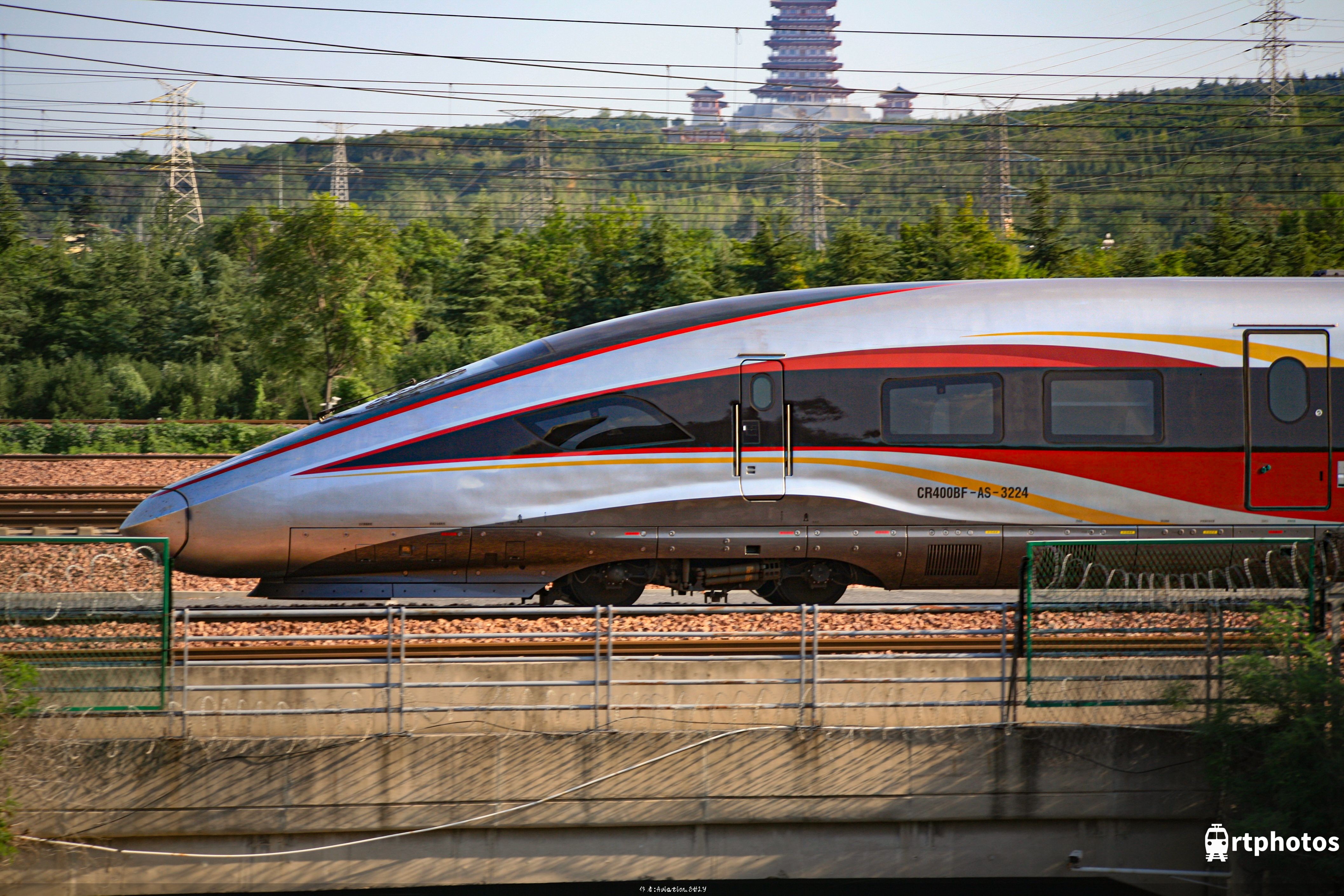 铁路摄影作品 - 牡丹阁下的复兴号