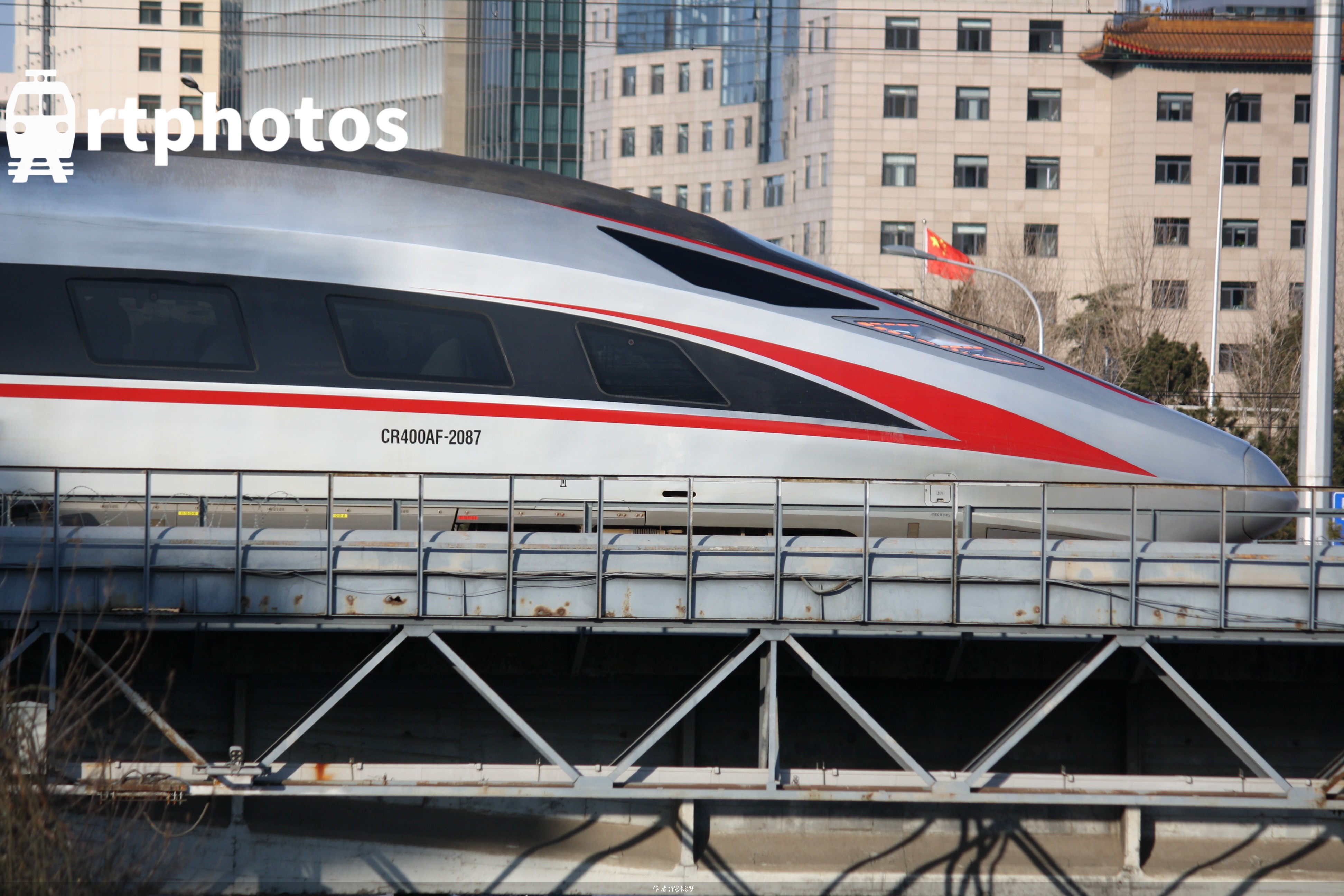 冬日的红神龙抵达北京站